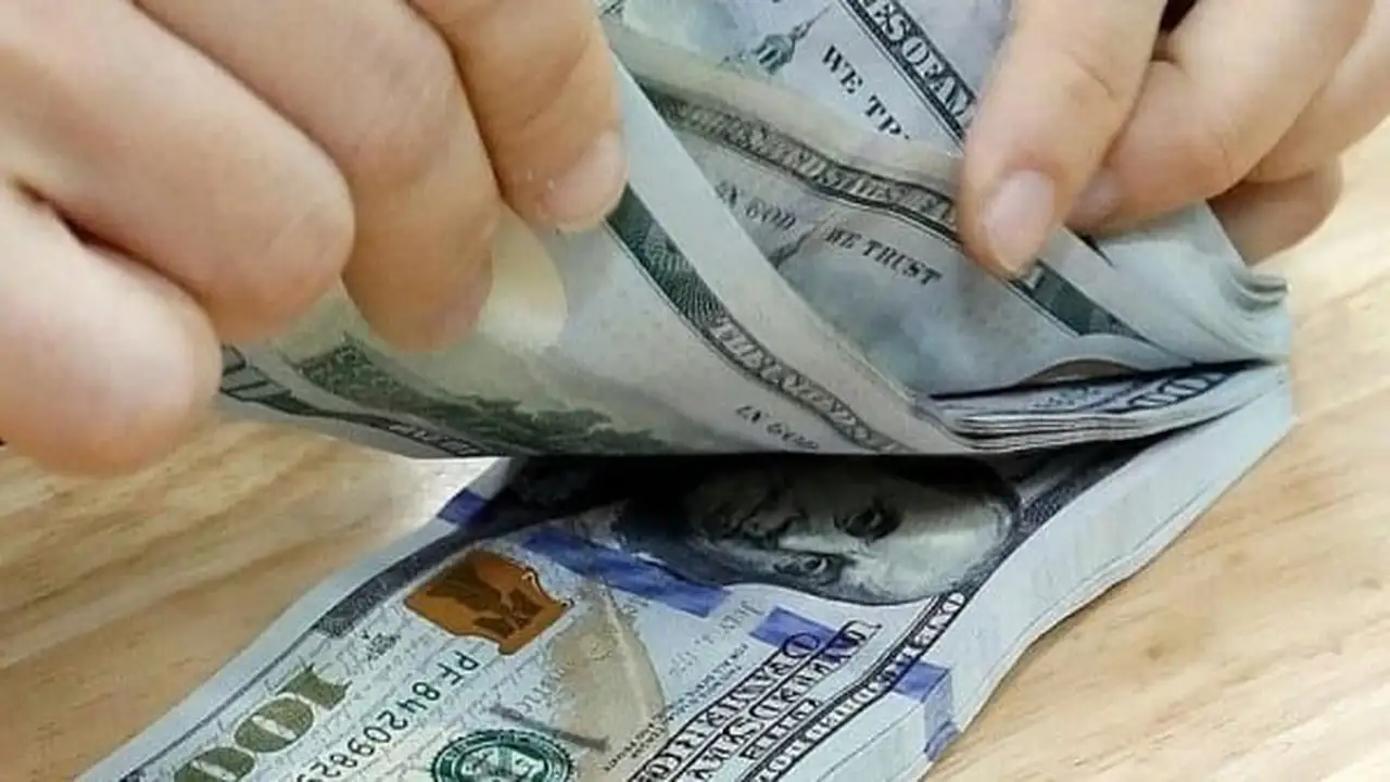 سعر صرف الدولار الأمريكي يسجل ارتفاعاً طفيفاً في تعاملات السوق المحلية اليوم